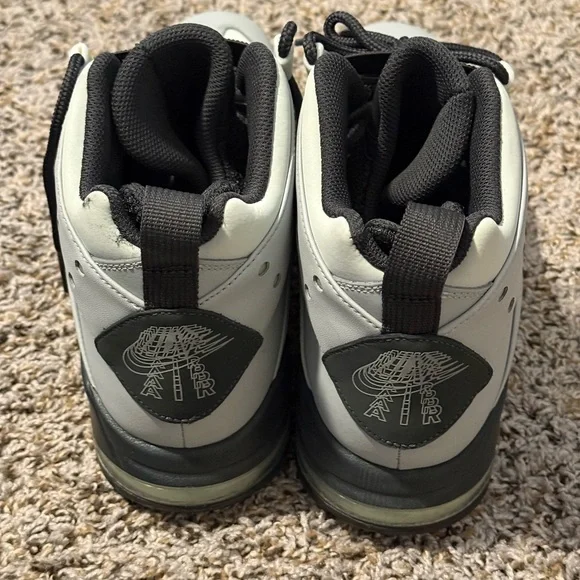 Nike Men’s Black and Gray Shoes - Picture 4 of 10